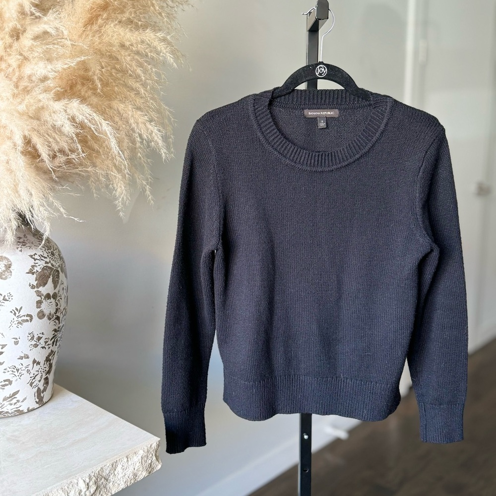 Banana Republic Women’s Crew Neck Sweater in Black